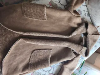 Chaquetón beige con capucha y bolsillos