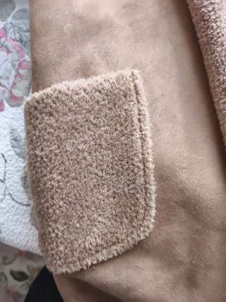 Chaquetón beige con capucha y bolsillos