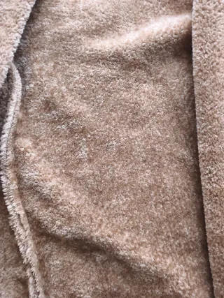 Chaquetón beige con capucha y bolsillos