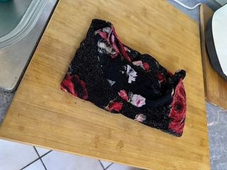 Maglietta brillante con rose nere e rosse