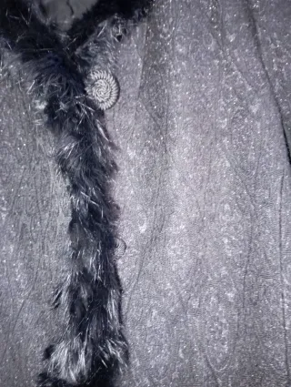 Elegante abrigo negro con detalles de pelo