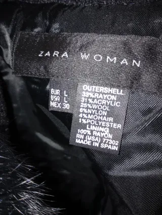 Elegante abrigo negro con detalles de pelo