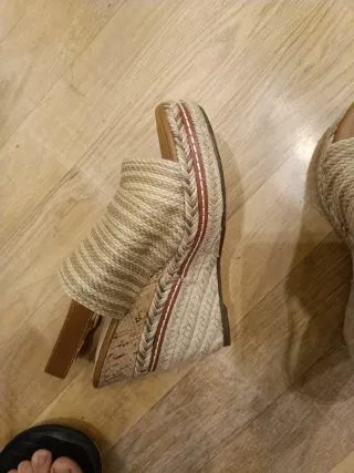 Sandalias de cuña beige y marrón
