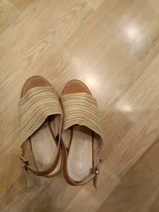 Sandalias de cuña beige y marrón
