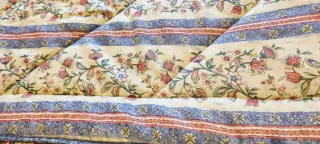 Colcha con relleno 210x100cm.+faldones