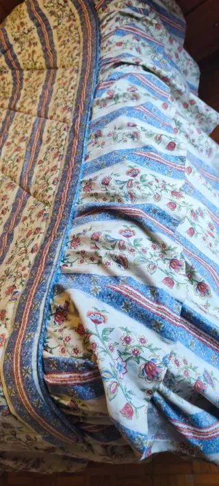 Colcha con relleno 210x100cm.+faldones