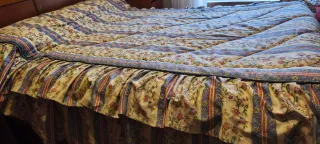 Colcha con relleno 210x100cm.+faldones