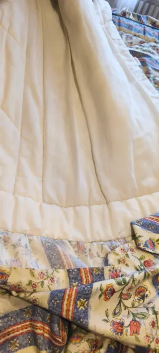 Colcha con relleno 210x100cm.+faldones