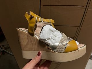 Sandalias cuña plateadas y amarillas