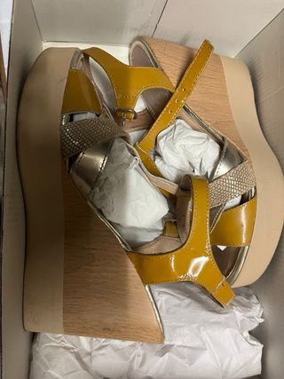 Sandalias cuña plateadas y amarillas