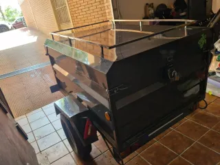 Remolque con rueda de repuesto