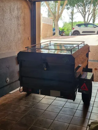 Remolque con rueda de repuesto