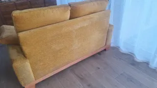 Sofá de tela amarillo y madera