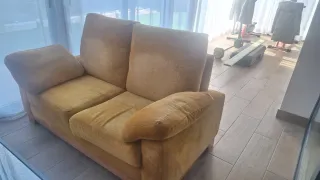 Sofá de tela amarillo y madera