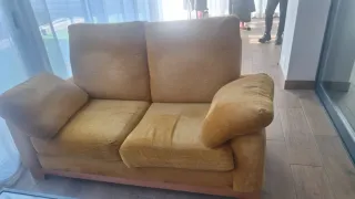 Sofá de tela amarillo y madera