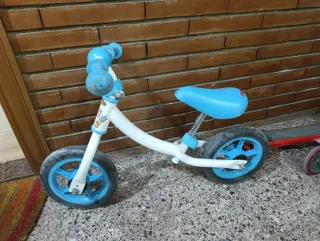 Bici sin pedales azul y blanca.