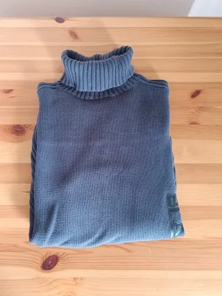 Jersey cuello alto azul grisáceo