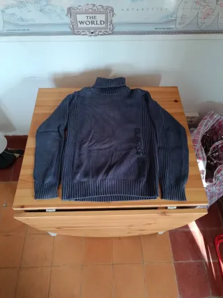 Jersey cuello alto azul grisáceo