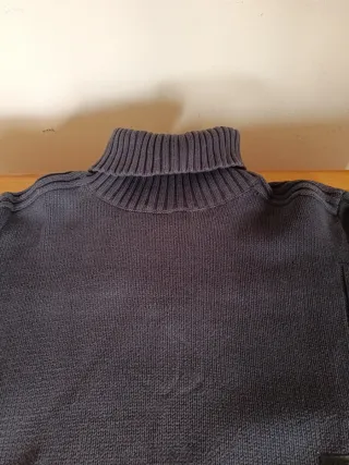 Jersey cuello alto azul grisáceo