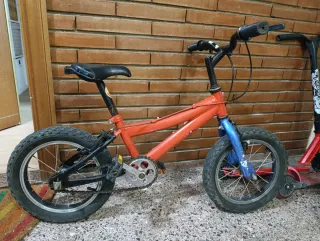 Bicicleta sin pedales roja