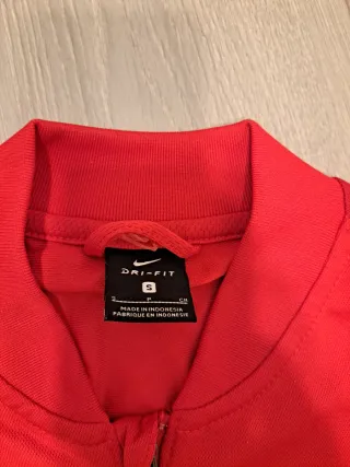 Chaqueta deportiva Nike roja