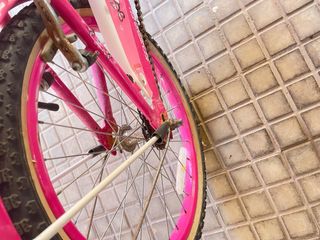 Bicicleta infantil rosa y blanca