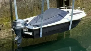 Lancha con motor Yamaha, Camarote y Pantalán.