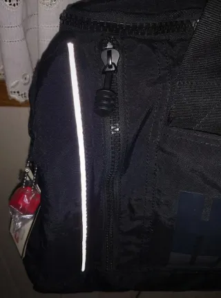 A MITAD DE PRECIO Bolsa Hedgren Hidrófuga negra