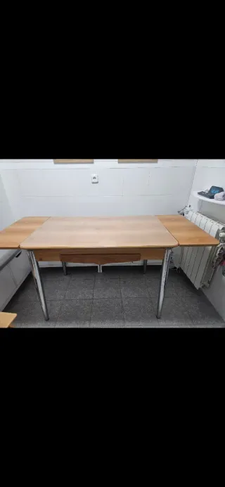 Mesa de cocina extensible madera y metal.