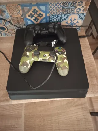 PS4 + 2 mandos (negro y camuflaje)