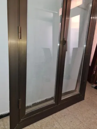 Puerta de aluminio no corredera