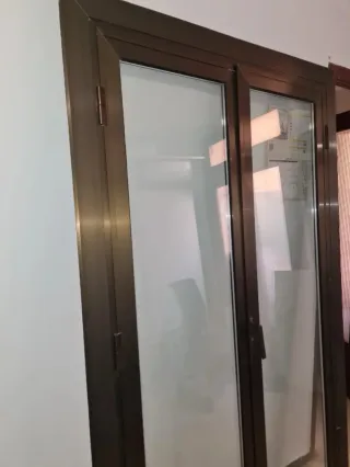 Puerta de aluminio no corredera
