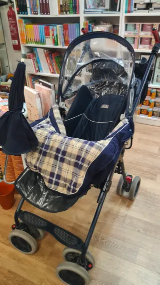 Carrito de bebé con capota y manta