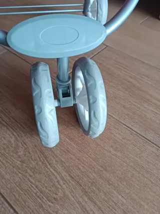 Carro de muñecas rosa con lazo