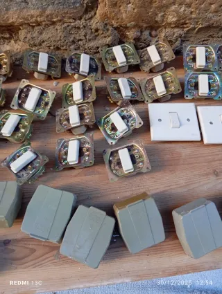 Interruttori e prese vintage in tutto sono 37