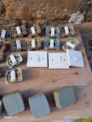 Interruttori e prese vintage in tutto sono 37