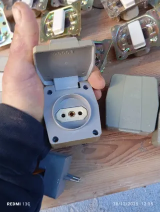 Interruttori e prese vintage in tutto sono 37