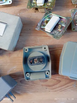 Interruttori e prese vintage in tutto sono 37