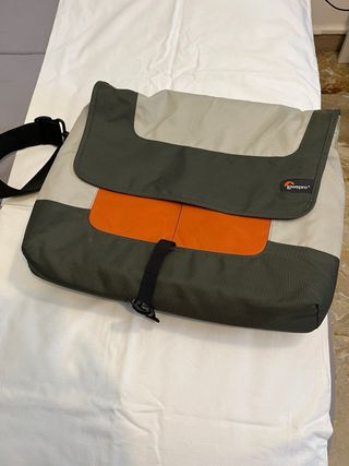 Borsa tracolla Lowepro verde e arancione. Per pc