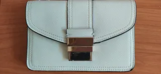 Bolso blanco con detalles dorados