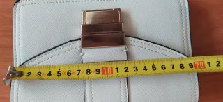 Bolso blanco con detalles dorados
