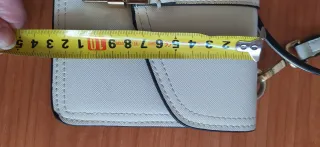 Bolso blanco con detalles dorados