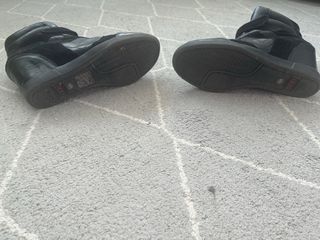 Botín sport cuña interior DKNY