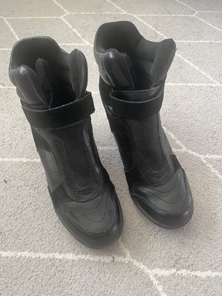 Botín sport cuña interior DKNY