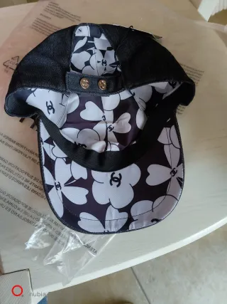 Cappello Chanel nero con strass