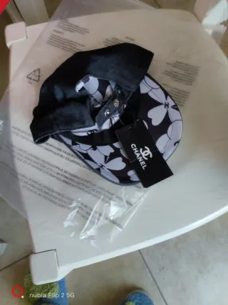 Cappello Chanel nero con strass