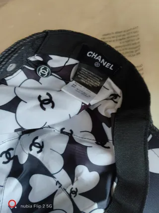 Cappello Chanel nero con strass