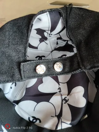 Cappello Chanel nero con strass