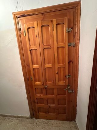 Puerta exterior de madera