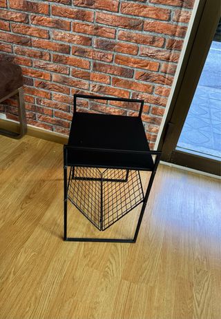 Mesa auxiliar negra metal y madera
